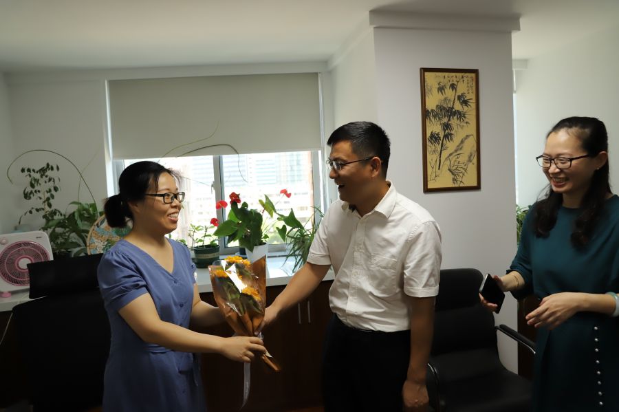 1658218108381964kLBW.jpg 徐得均慰問醫(yī)保桑倩02.jpg